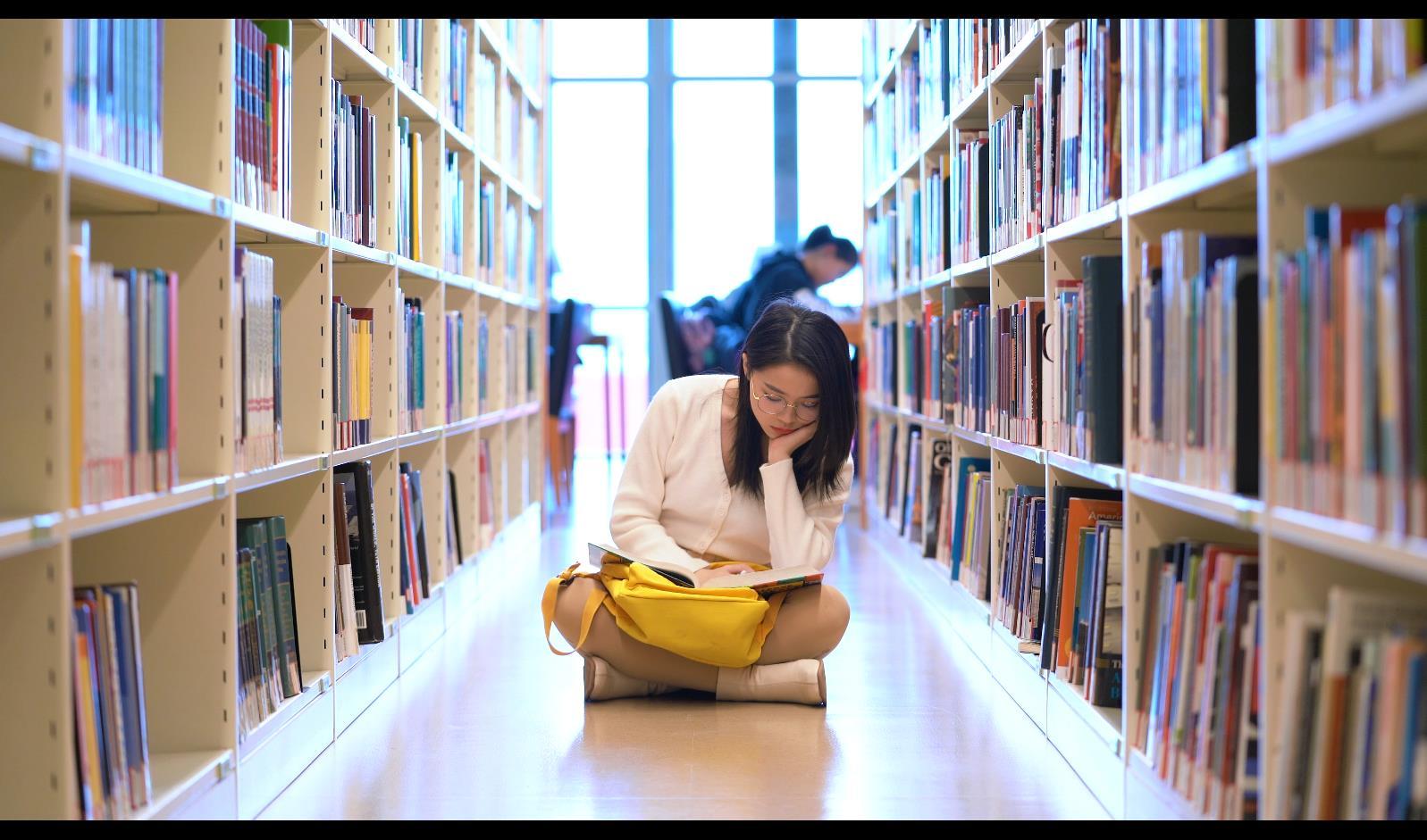 4k坐在图书馆地上看书的女生视频的预览图