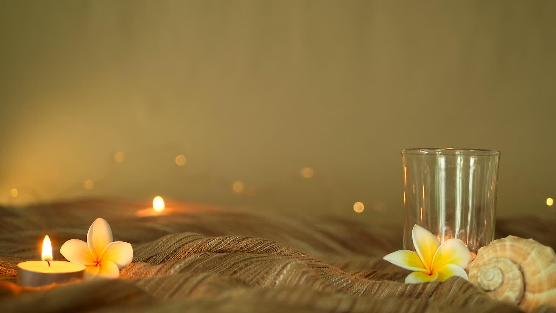 凉爽的生活蜡烛灯和柔软的纺织品上的黄绿色花束视频的预览图