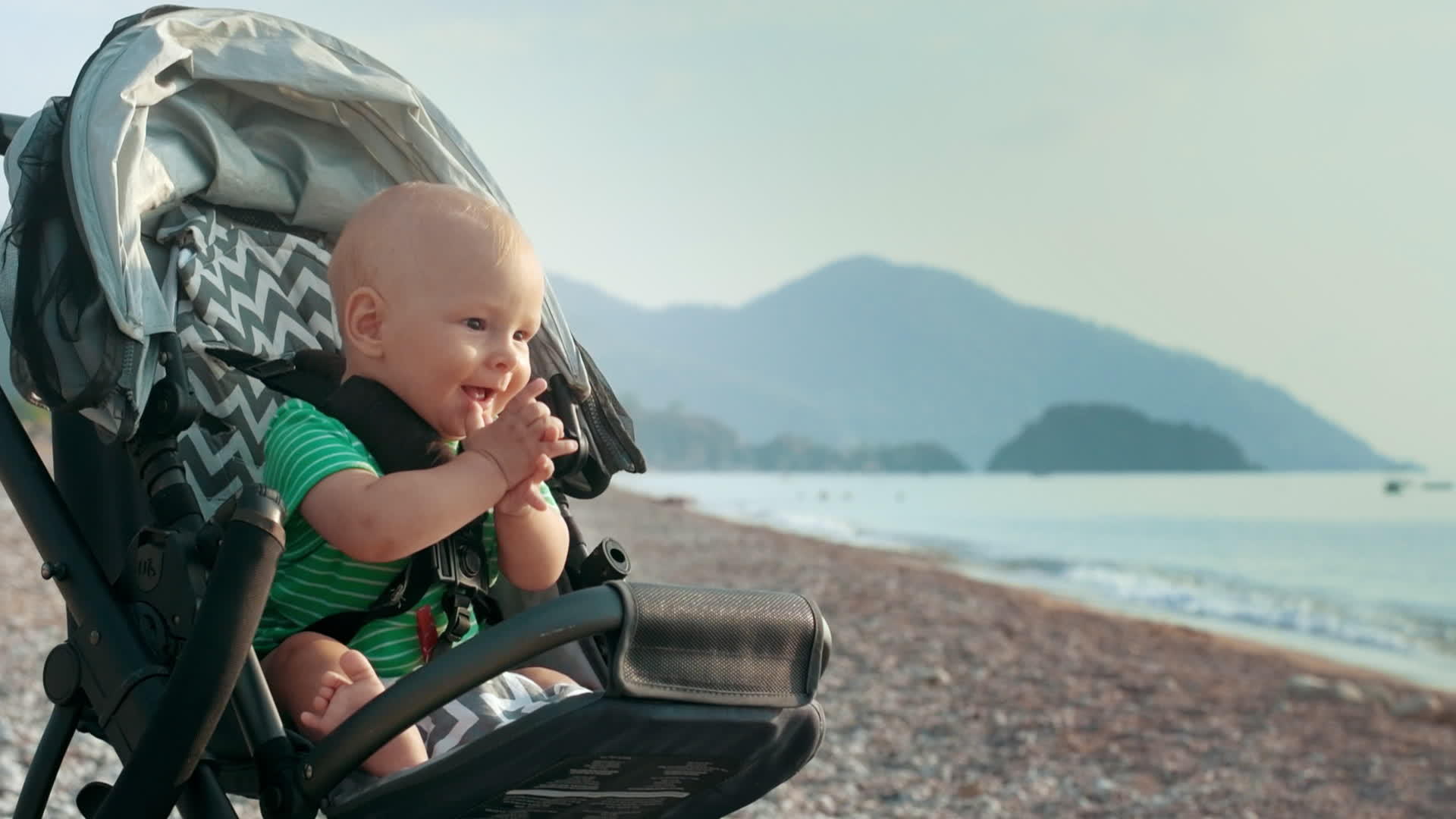 婴儿坐在婴儿车里视频的预览图