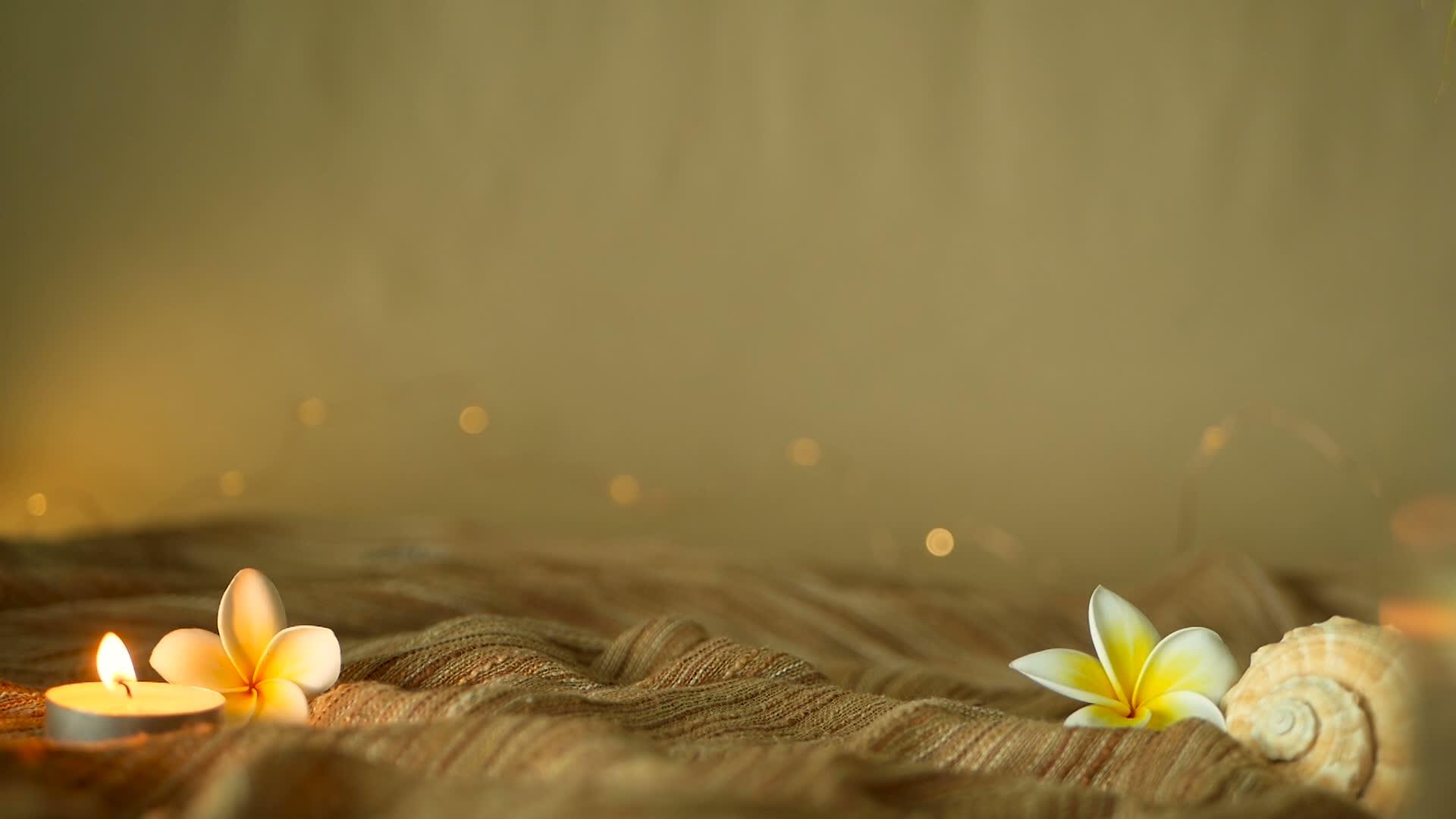 凉爽的生活蜡烛灯和柔软的纺织品上的黄绿色花束视频的预览图