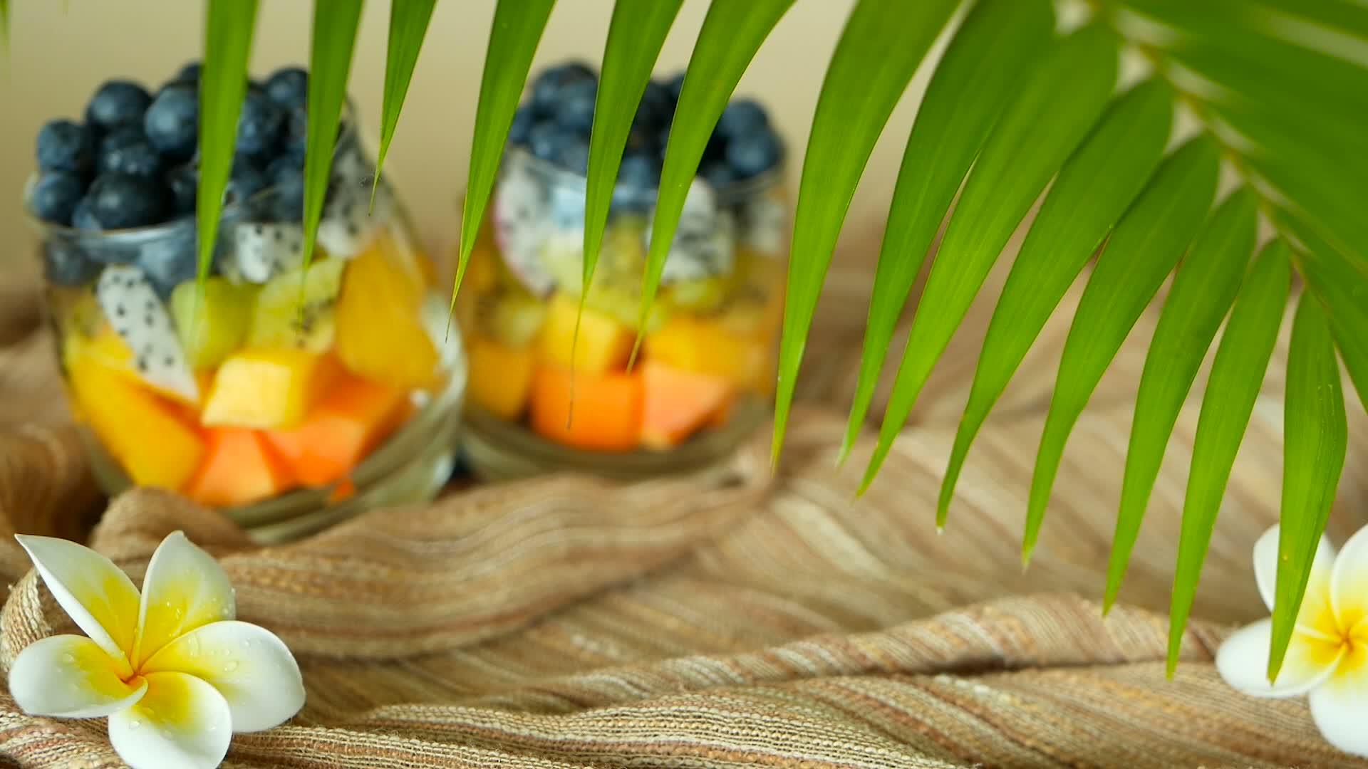 健康的素食者新鲜的水果放在玻璃碗里视频的预览图