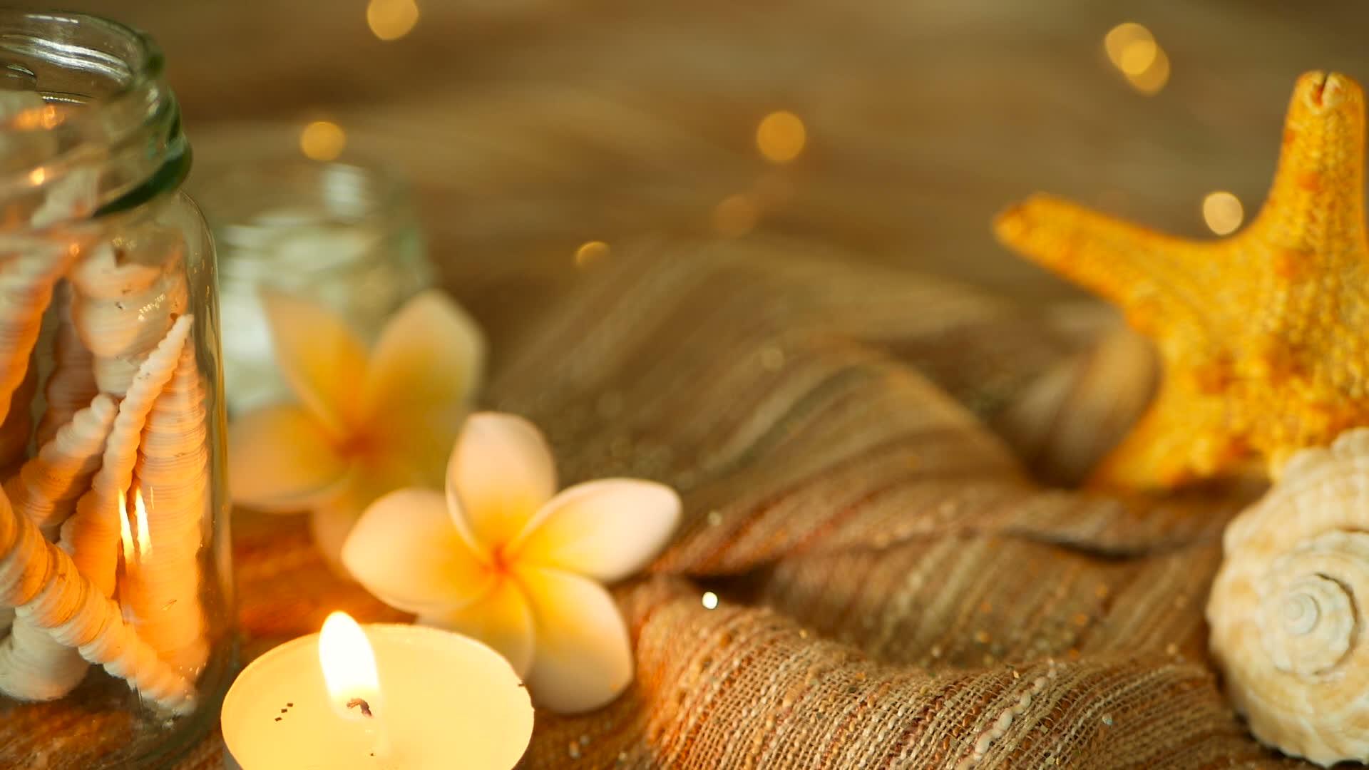 装满贝壳、珊瑚和蜡烛灯的海洋物品用于装饰freangipani视频的预览图