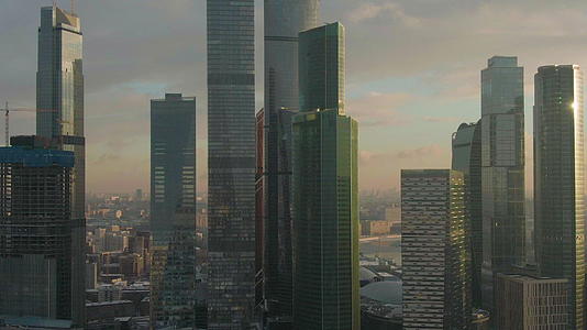 莫斯科商业中心和冬季日出的城市景观俄罗斯无人机视频的预览图