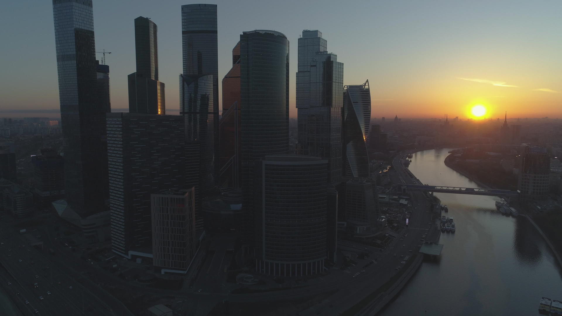 莫斯科商业中心和俄罗斯夏季早晨的城市景观无人机鸟瞰图视频的预览图