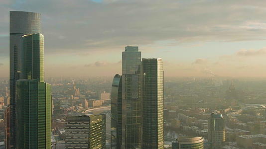 莫斯科商业中心摩天大楼和冬季早晨的城市天际线俄罗斯视频的预览图