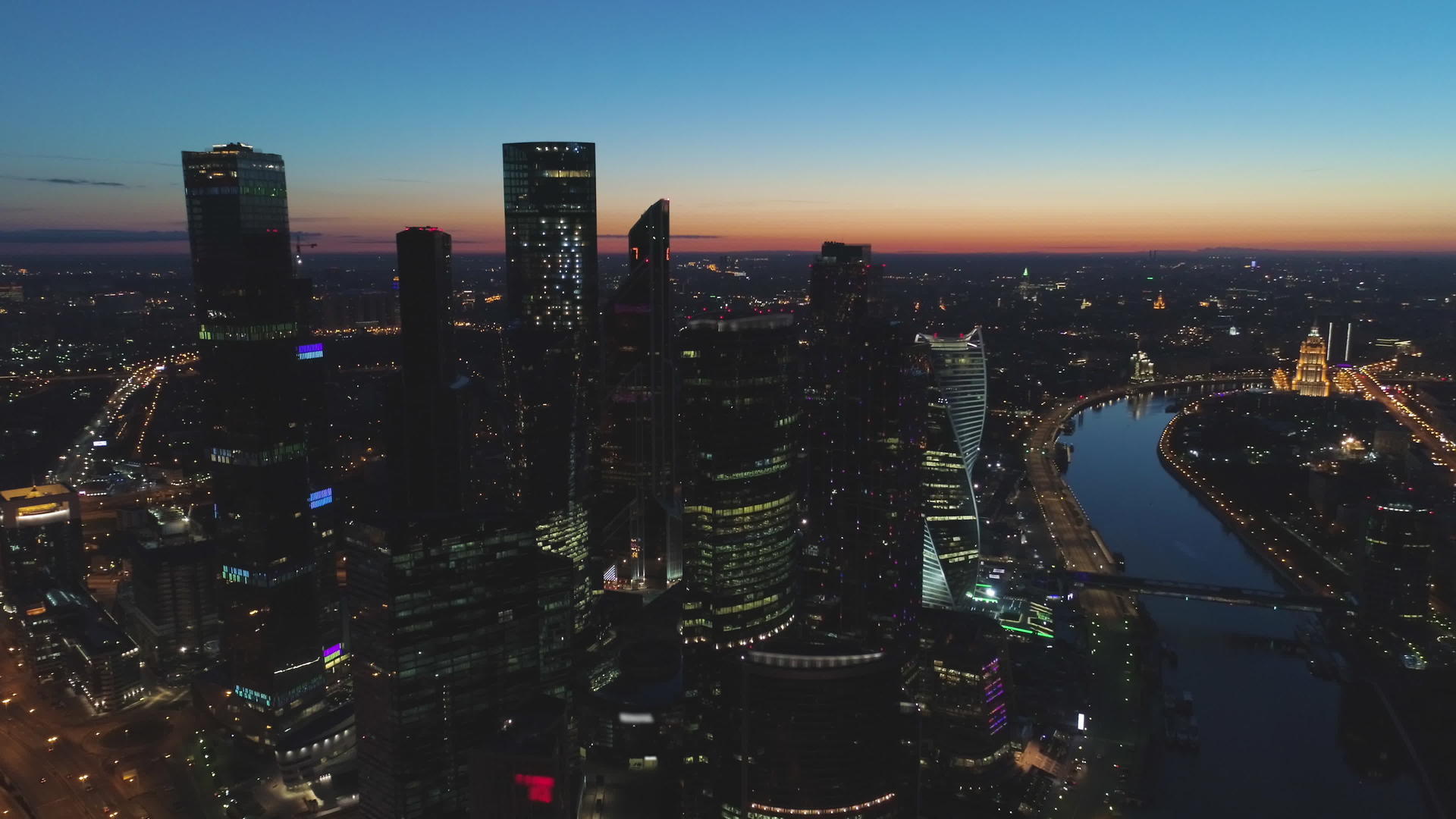 莫斯科商业中心的摩天大楼和晨光中的城市天际线鸟瞰图视频的预览图