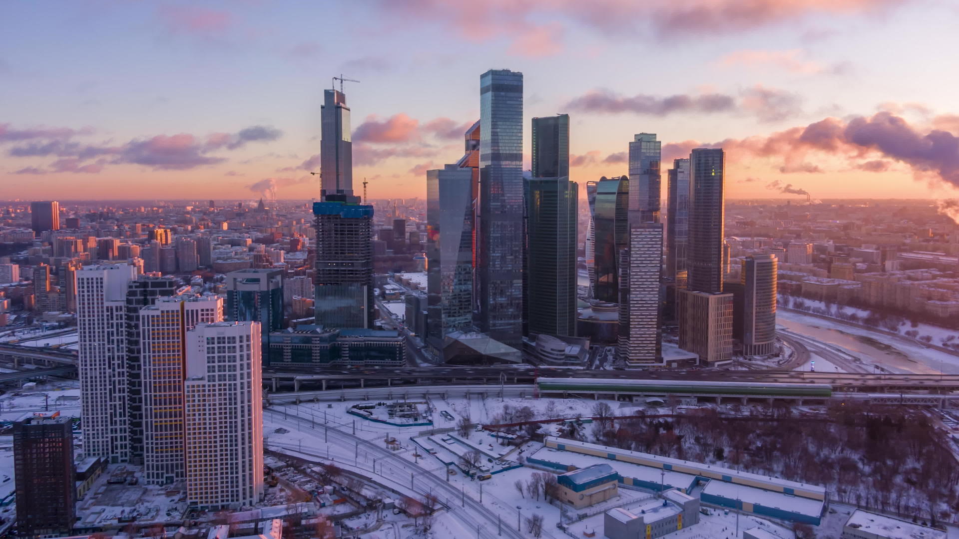 莫斯科商业中心的摩天大楼和城市天际线阳光明媚视频的预览图