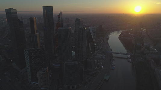 莫斯科商业中心的摩天大楼和阳光明媚的日出城市视频的预览图