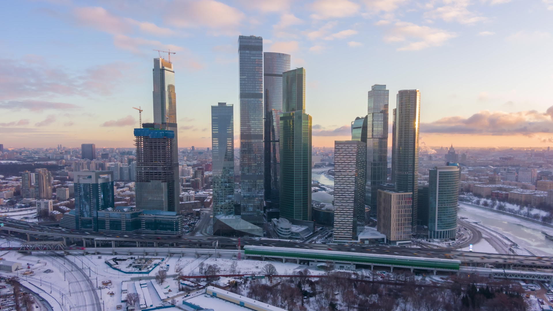 莫斯科商业中心的摩天大楼和阳光明媚的冬季早晨视频的预览图