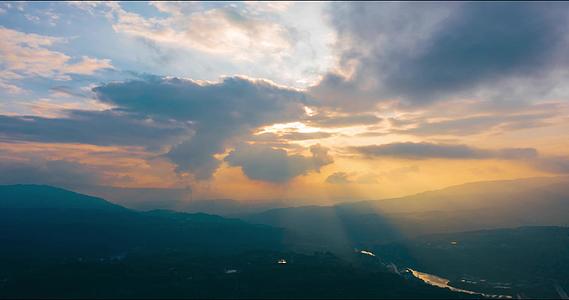 4k航拍夕阳阳光透过云层风景视频的预览图