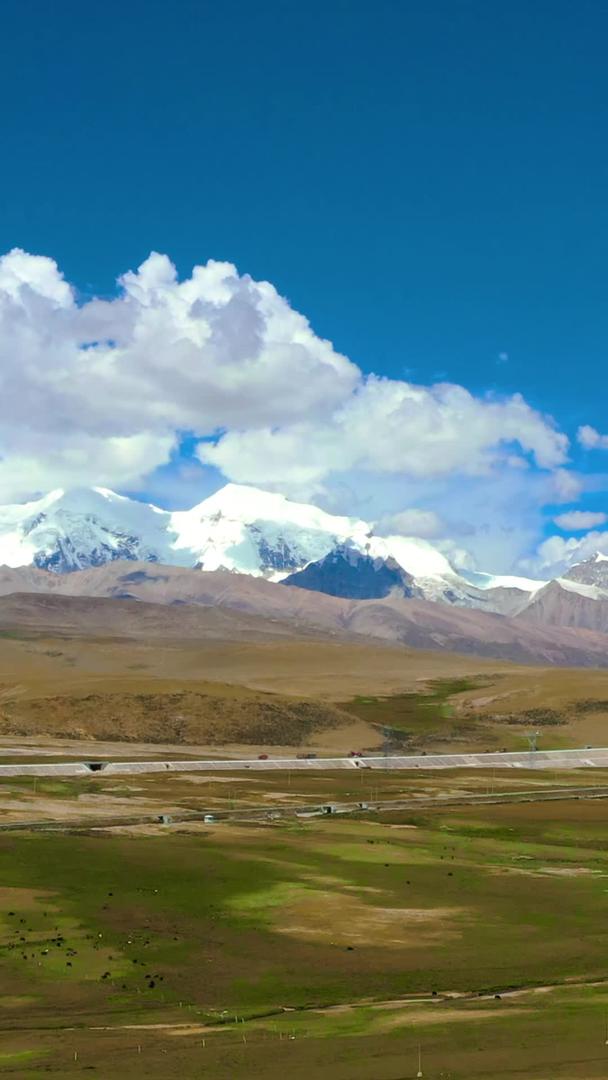 西藏317国道雪山晴空航拍素材视频的预览图