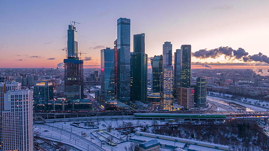 冬季清晨莫斯科商业中心和城市天际线在俄罗斯空中超速视频的预览图