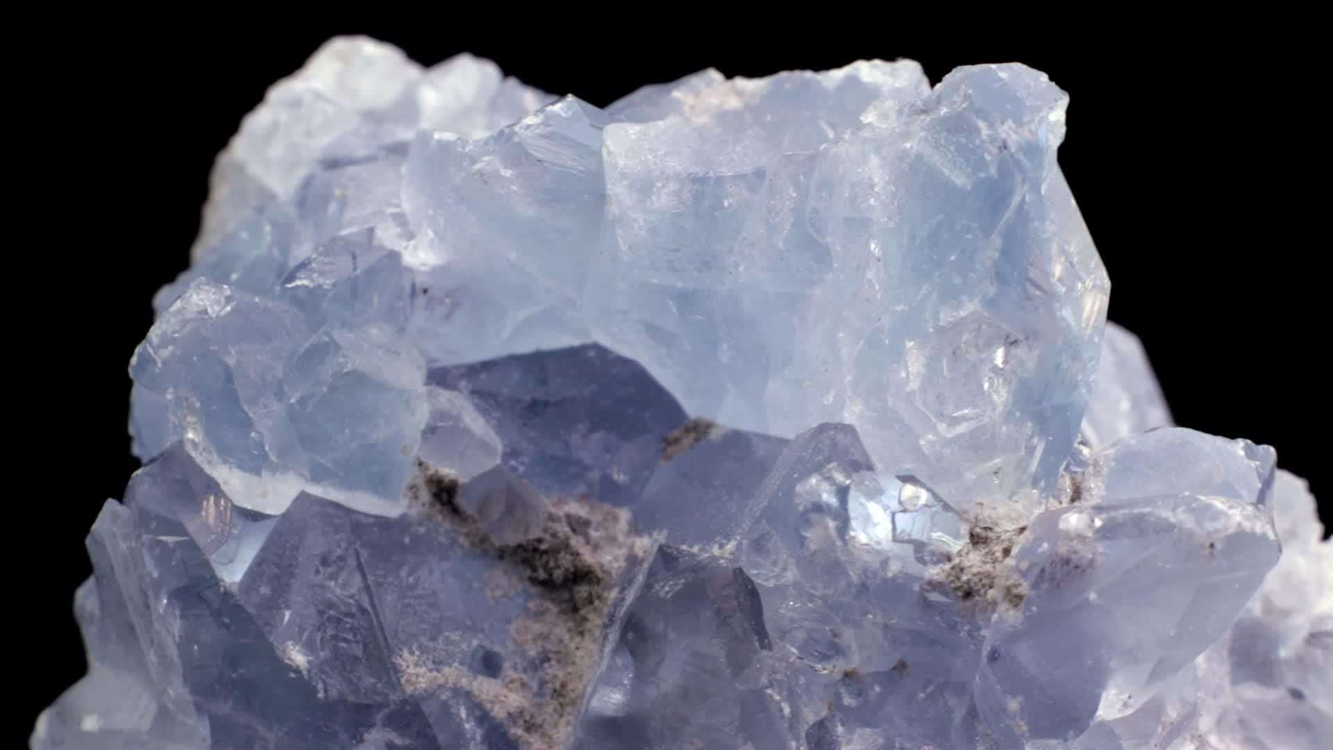 蓝色天青石矿物晶体视频在黑色背景上缓慢旋转视频的预览图