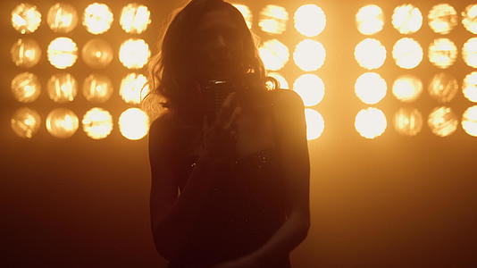 金发歌手在舞台上演唱激情歌曲视频的预览图