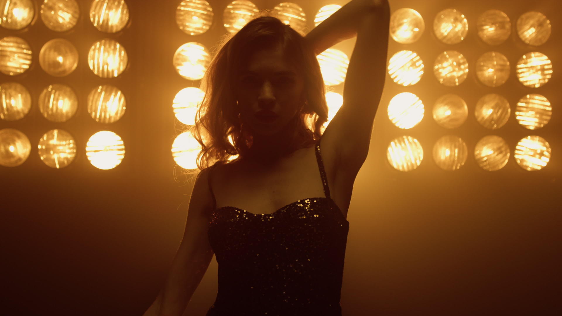 自信、优雅、美丽的女舞者独自在聚光灯下跳舞视频的预览图