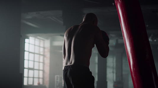 拳击手在激烈的运动中击打沙袋视频的预览图