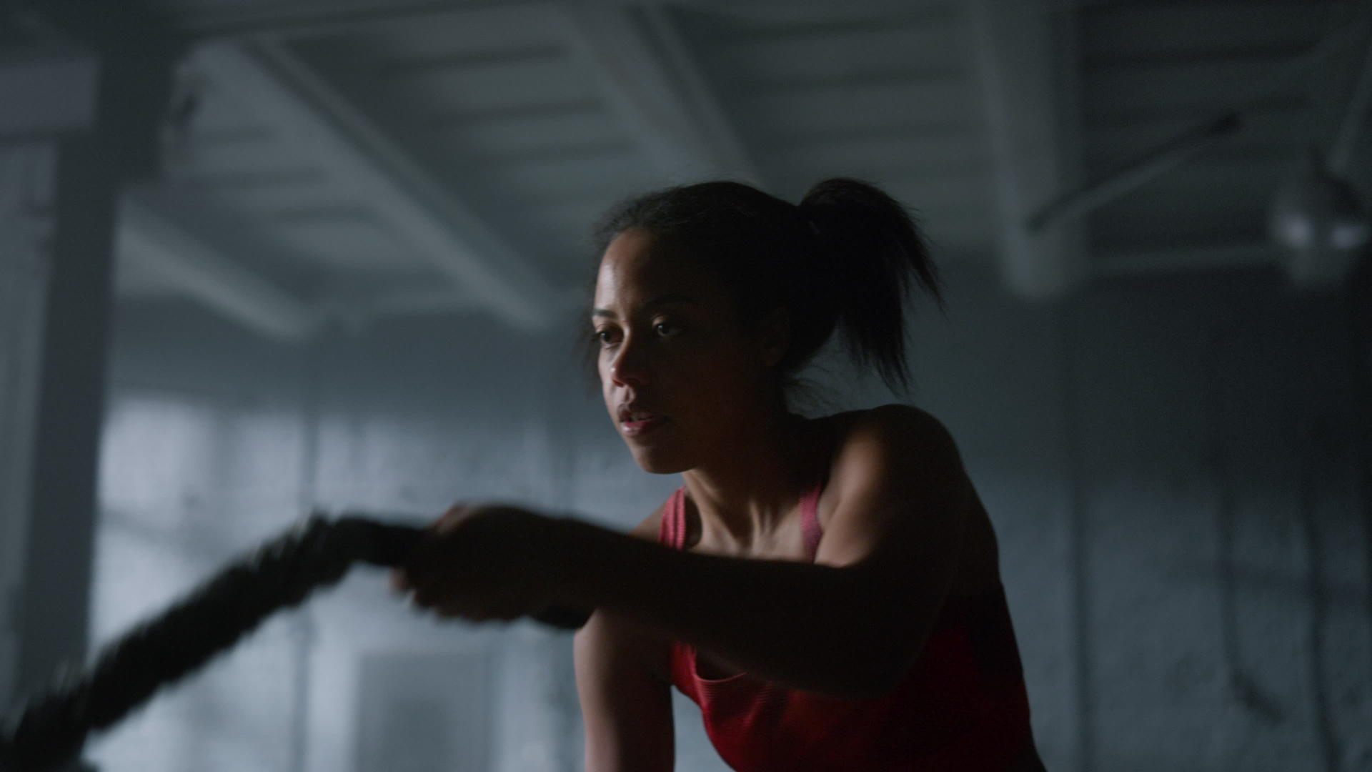 强壮的女运动员在健身房用绳子锻炼视频的预览图