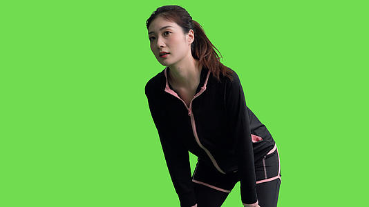 4k运动女性跑步弯腰喘气动作视频的预览图