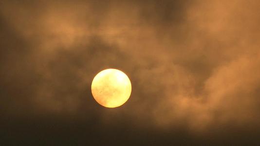 太阳升起乌云飞过视频的预览图