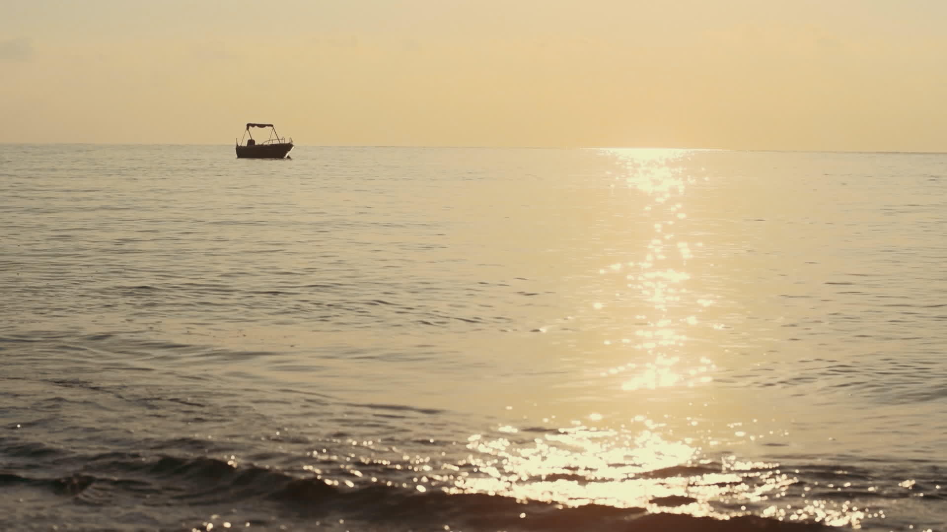 海边夕阳日落的景象视频的预览图