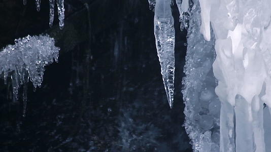 冬天的冰柱和水滴瀑布融冰视频的预览图