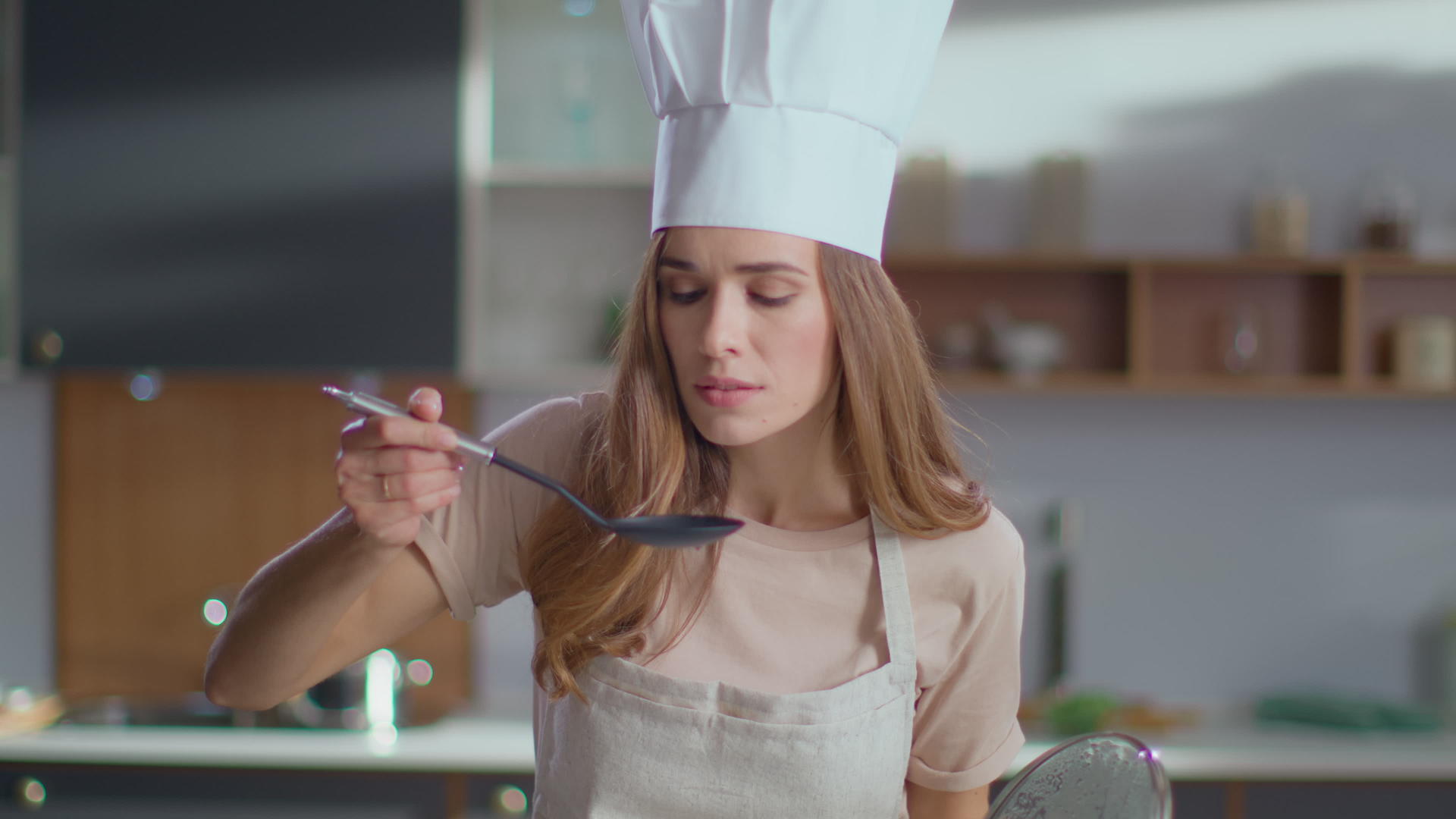 女人在厨房做美食视频的预览图