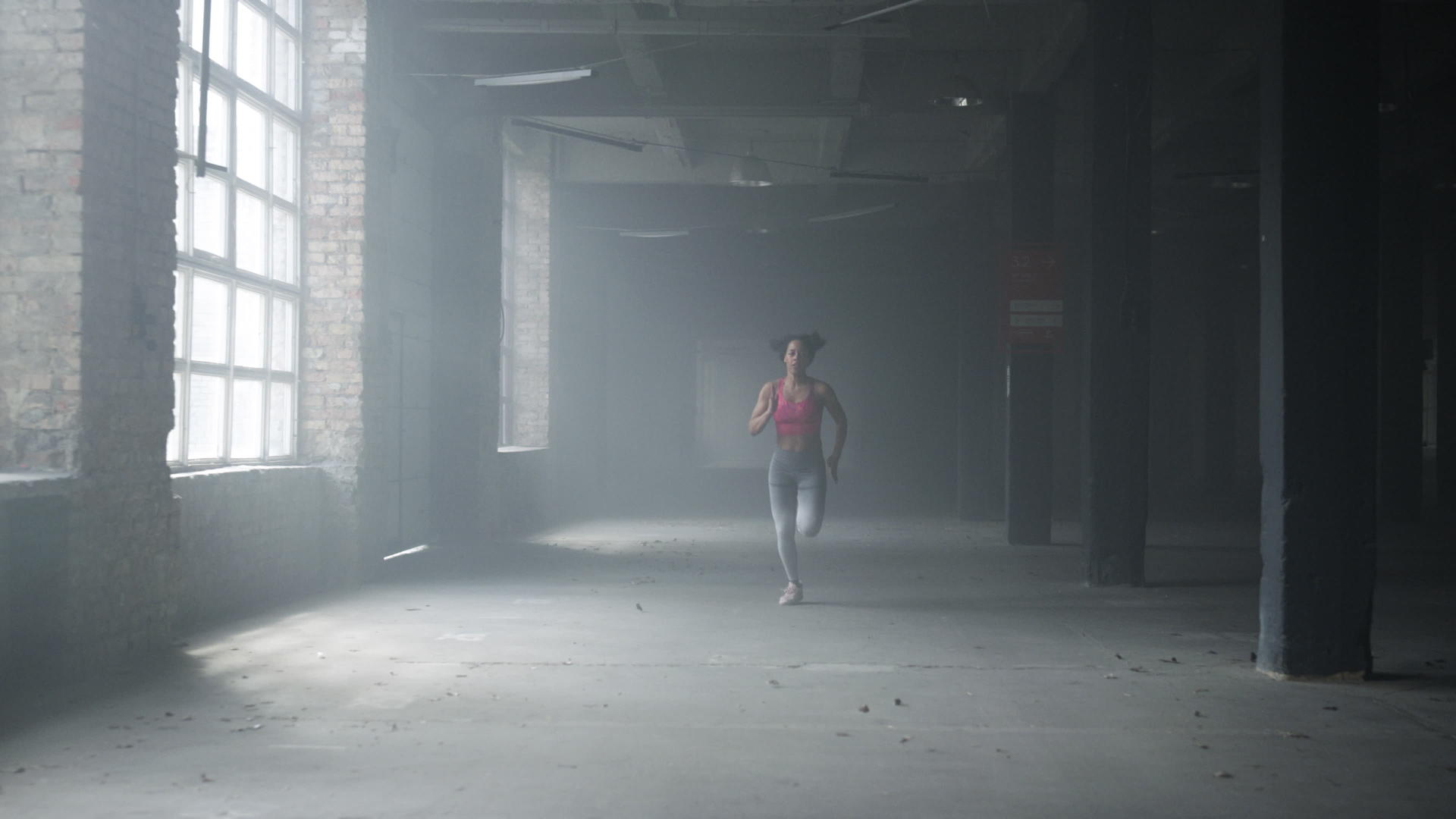 训练慢跑的女运动员在阁楼上慢跑视频的预览图