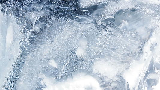 流水层在透明冰面下的背景模式视频的预览图