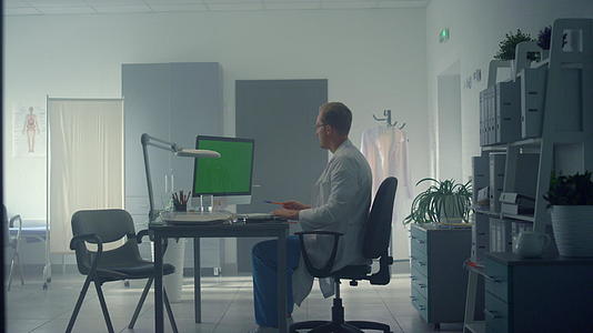 在诊所工作的医生使用计算机视频的预览图