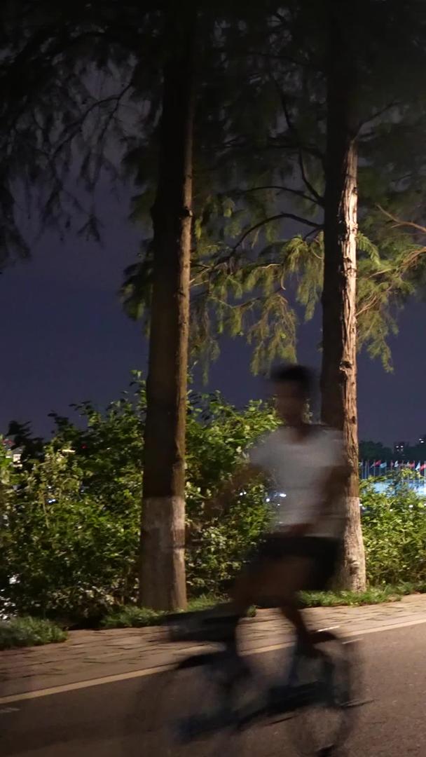 城市公园绿道上健身运动夜跑的人群素材视频的预览图