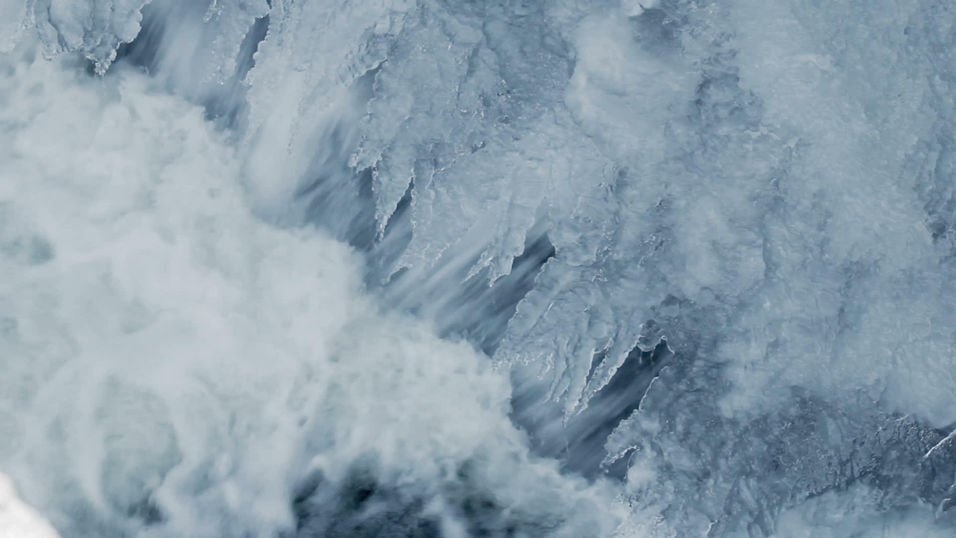 冬季瀑布透明冰柱水流透明冰面视频的预览图