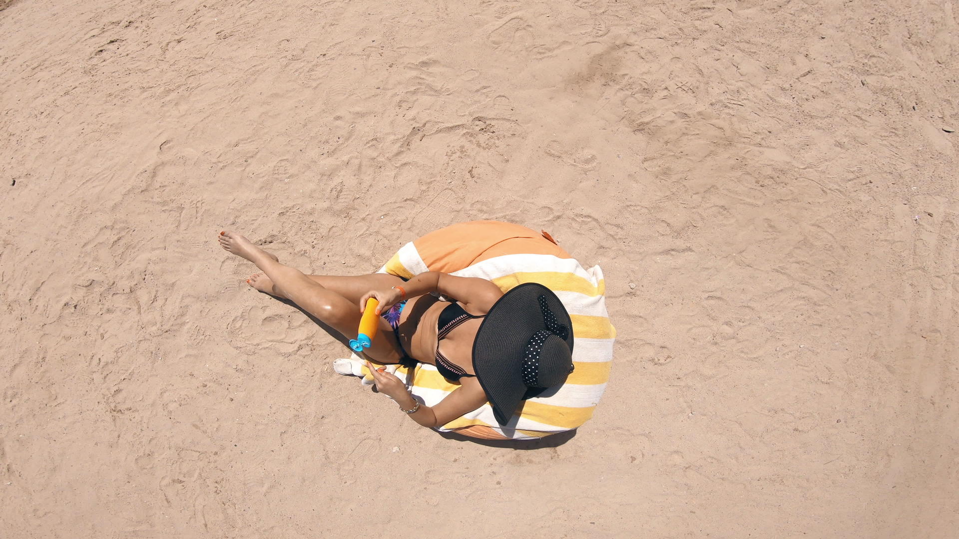 女人在沙滩上用日霜视频的预览图