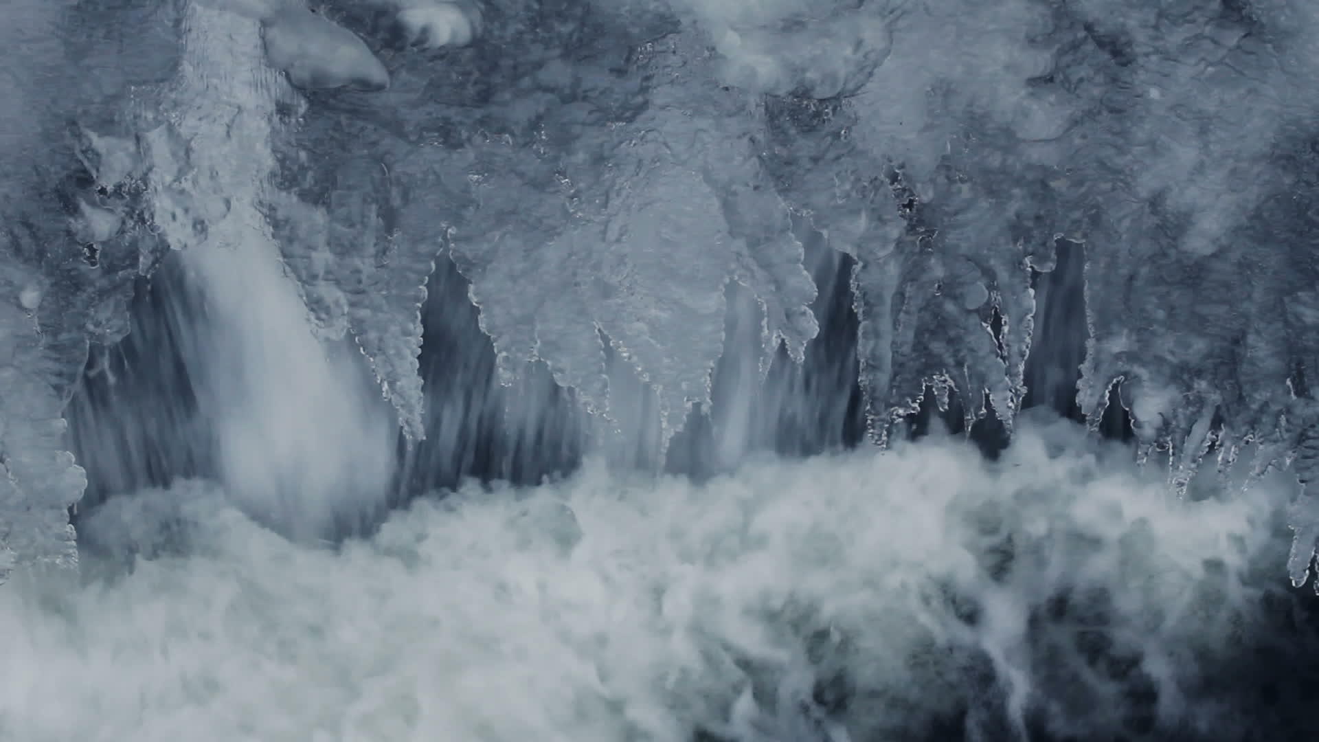 冰柱冰柱和水滴在冬季瀑布融化视频的预览图