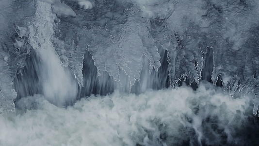 冰柱冰柱和水滴在冬季瀑布融化视频的预览图