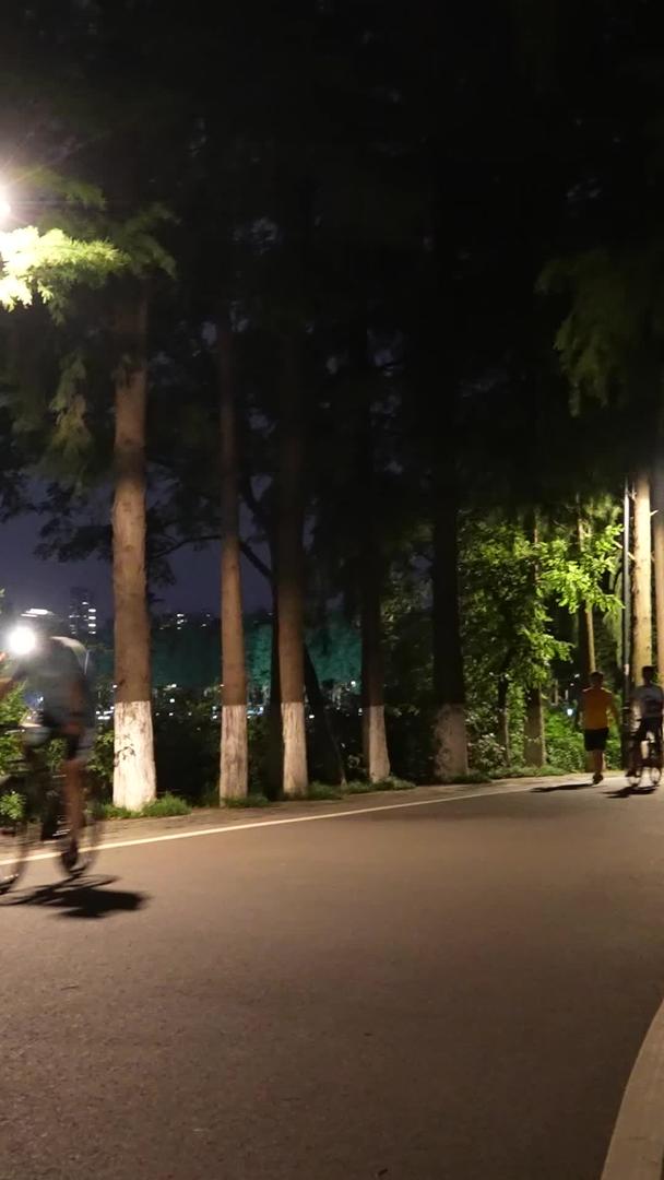 城市公园绿道上健身运动夜跑的人群素材视频的预览图