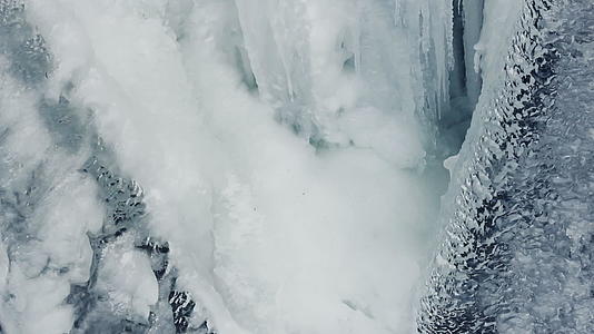 冬季冰雪瀑布的自然背景视频的预览图