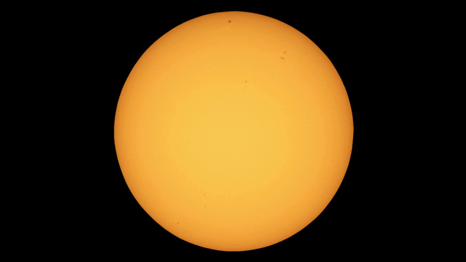 太阳和太阳的阳光以及望远镜看到的太阳黑点视频的预览图