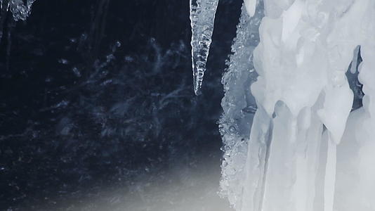 冰柱融化的冰春雨特写镜头春天的冰柱春天的背景视频的预览图