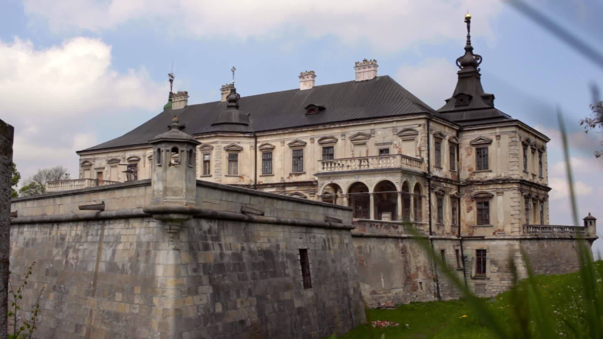 古城堡由灰石制成鸟儿在古宫的云端飞翔视频的预览图