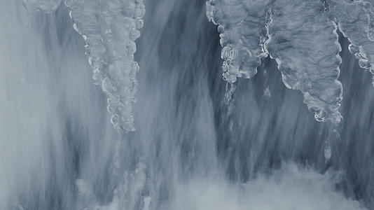 冬季小瀑布自然背景冬季流水视频的预览图