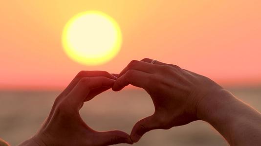 爱情和情象征着新的开始在早晨夏天太阳和心脏被手工制成成人视频的预览图