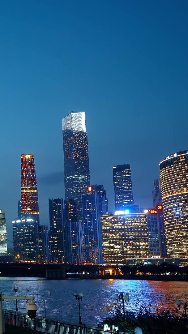 广州珠江新城CBD蓝调城市夜景视频的预览图