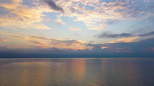 清晨平静的海浪和美丽的云朵视频的预览图