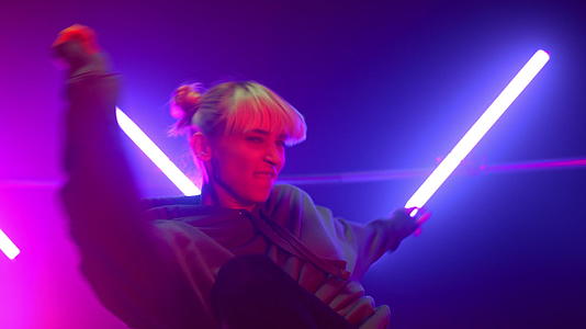 嘻哈舞者在俱乐部紫外线灯下表演充满活力的舞蹈视频的预览图