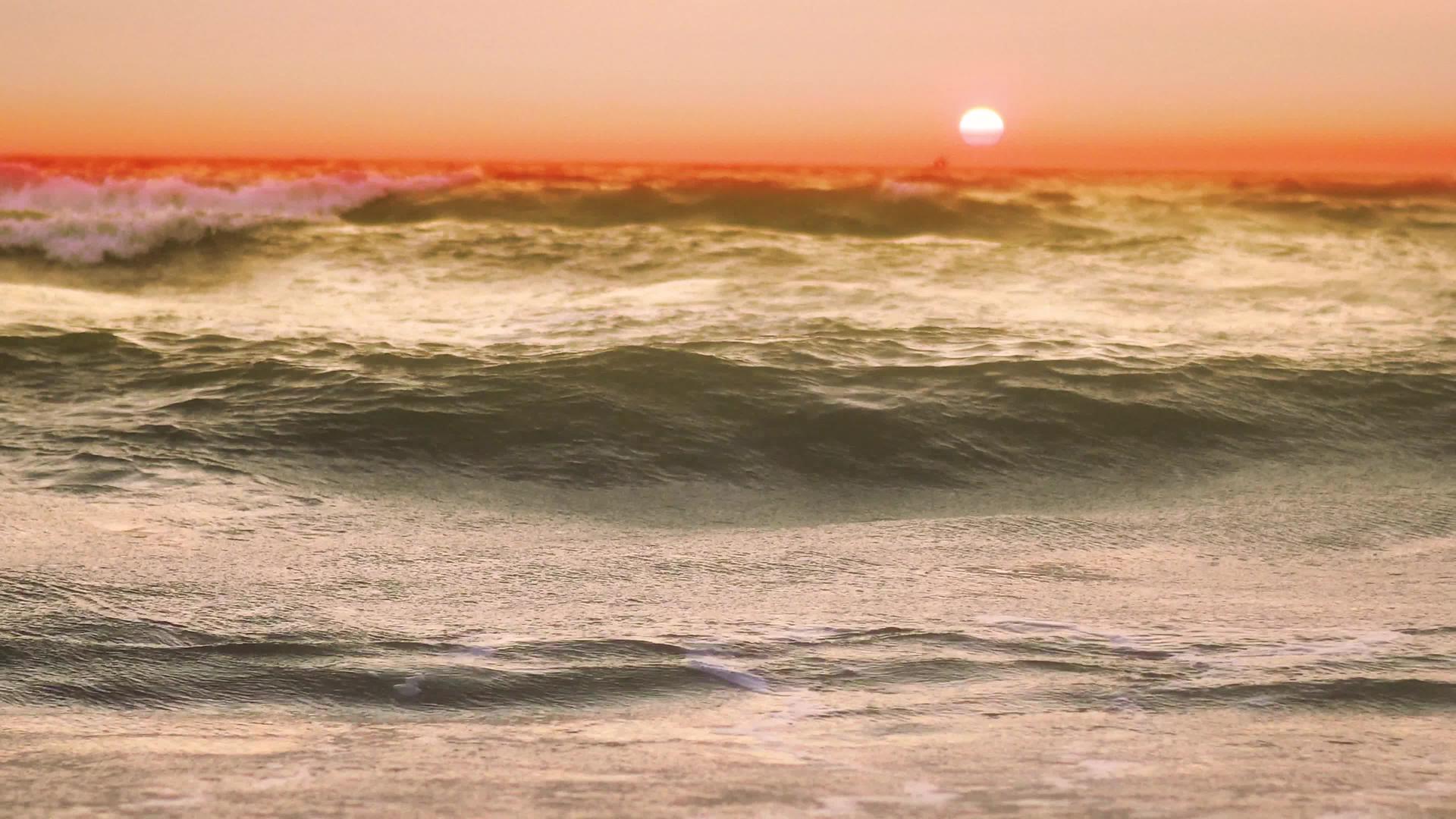 日落笼罩在太平洋的海洋中日落时从风浪中喷洒视频的预览图