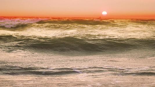 日落笼罩在太平洋的海洋中日落时从风浪中喷洒视频的预览图