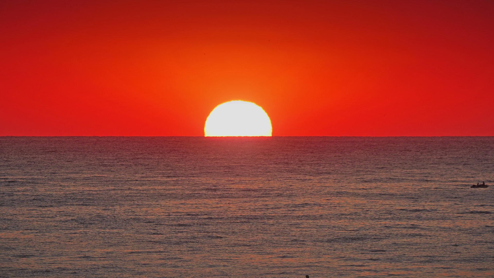 日出在大太阳4公里的海面上视频的预览图
