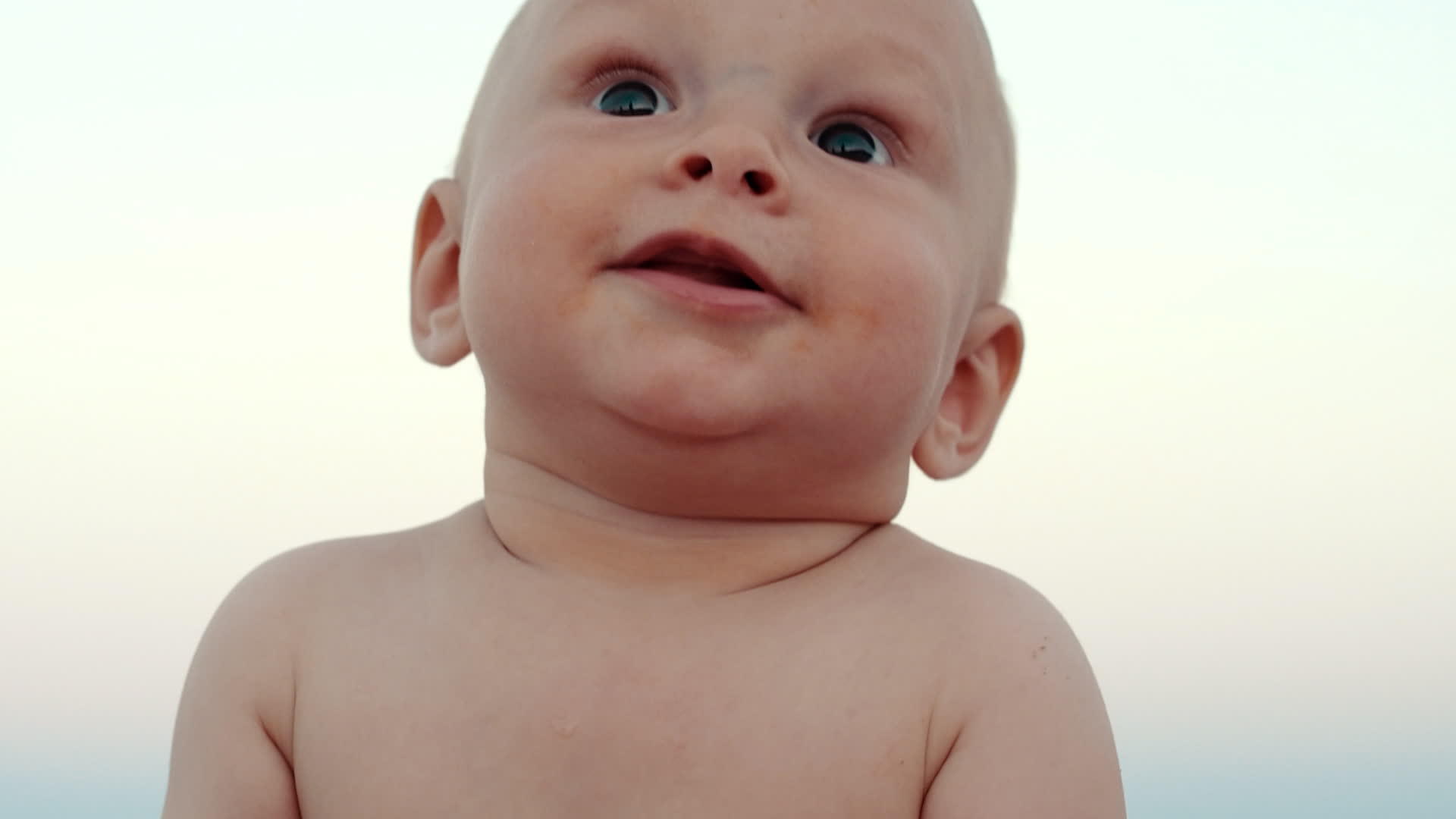 婴儿对着镜头微笑视频的预览图