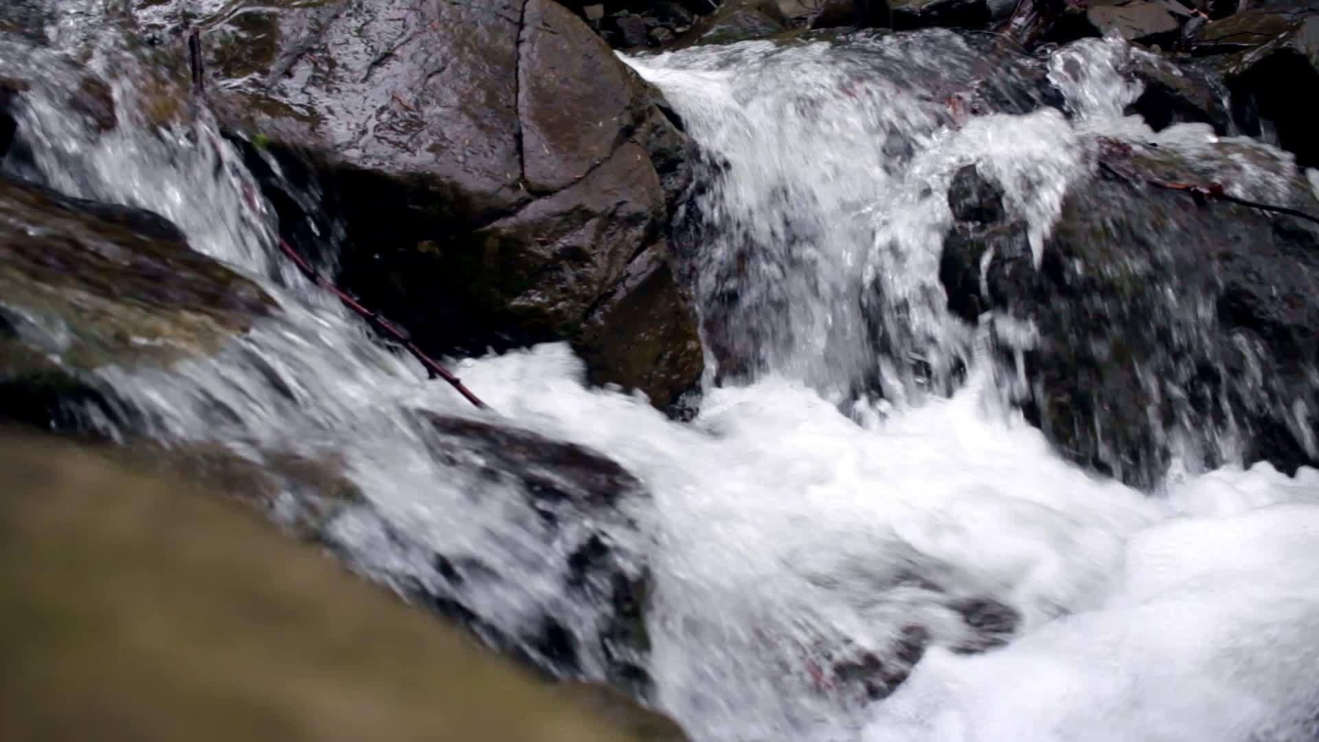 山瀑布之间美丽的流水视频的预览图
