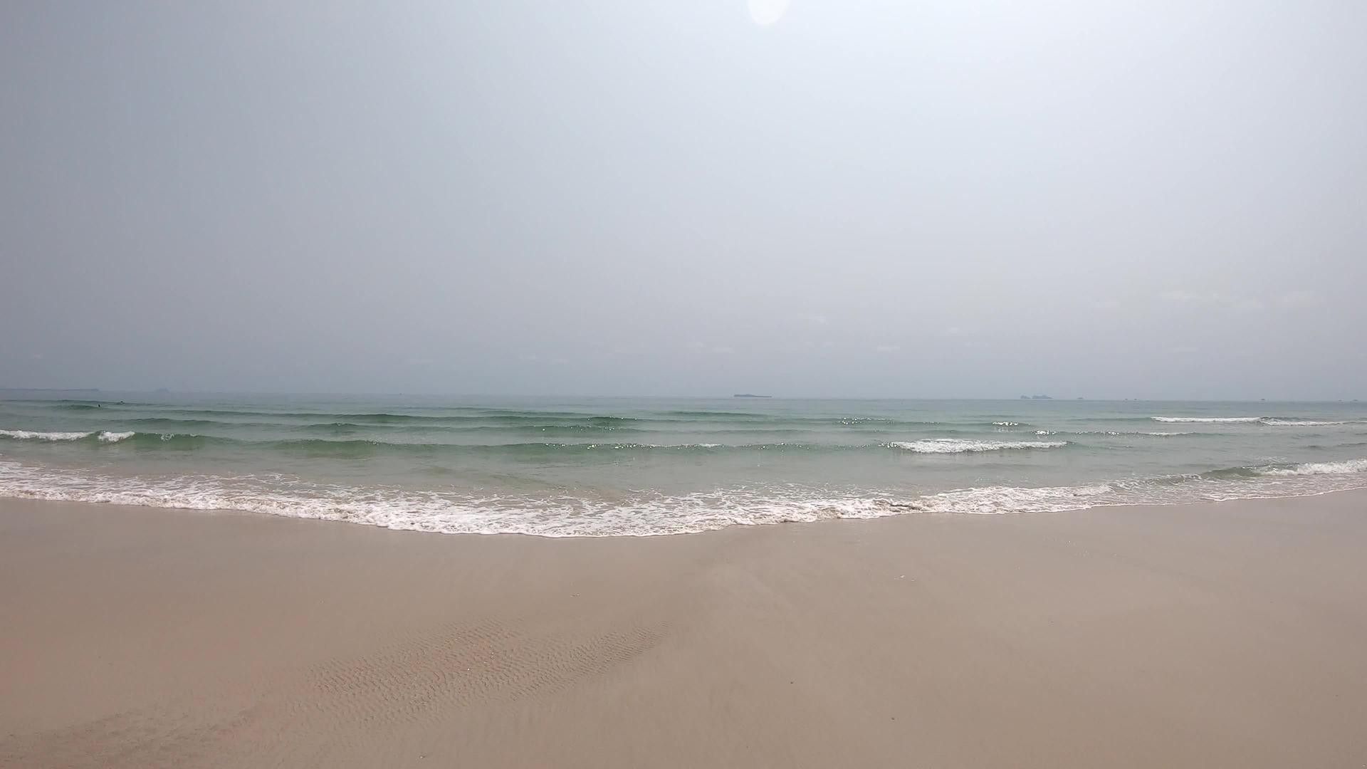 海浪冲击海滩和岛屿泰国的春天ThungWuaLaen视频的预览图